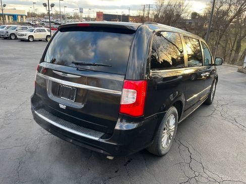 Used 2014 Chrysler Town & Country Touring-L image 5