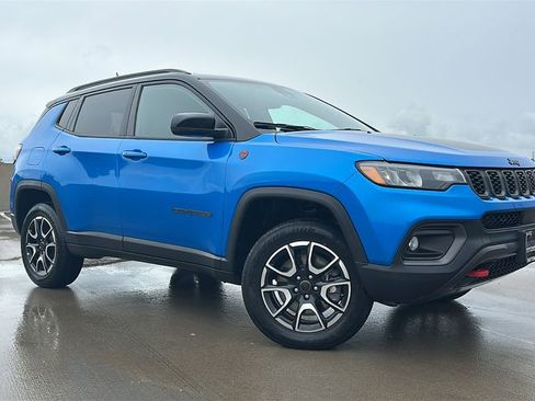 Used 2025 Jeep Compass Trailhawk AWD/4WD image 6