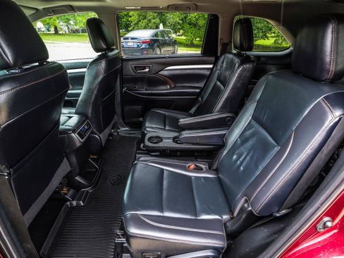 Used 2019 Toyota Highlander XLE AWD/4WD image 37