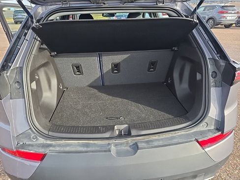 Used 2022 Chevrolet Bolt EUV LT w/ Convenience Package image 20