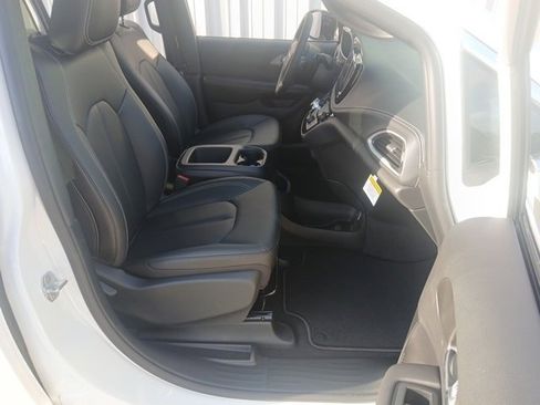 New 2026 Chrysler Pacifica Select image 30