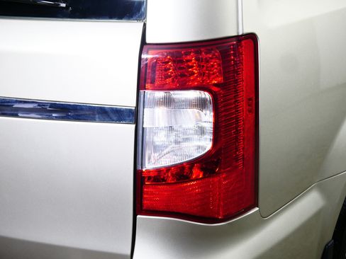 Used 2013 Chrysler Town & Country Touring-L w/ Driver Convenience Group FWD image 17