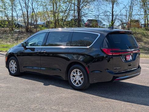 Used 2025 Chrysler Pacifica Select FWD image 4
