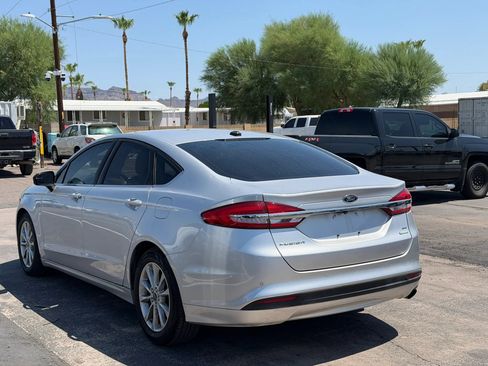 Used 2017 Ford Fusion SE FWD image 4