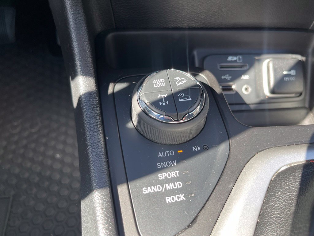 Used 2017 Jeep Cherokee Trailhawk AWD/4WD image 16