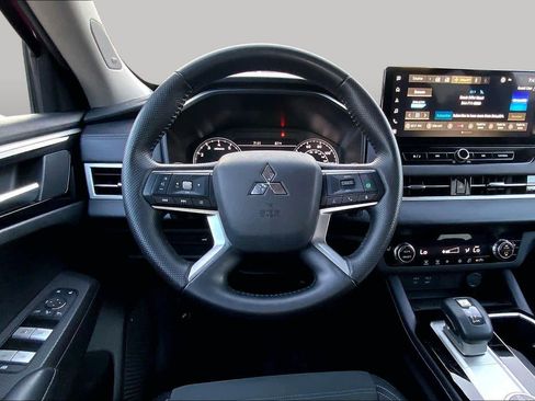 Used 2025 Mitsubishi Outlander SE FWD image 6