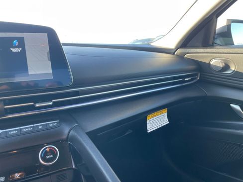 Used 2025 Hyundai Elantra Limited image 37