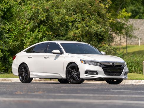 Used 2018 Honda Accord Sport image 2
