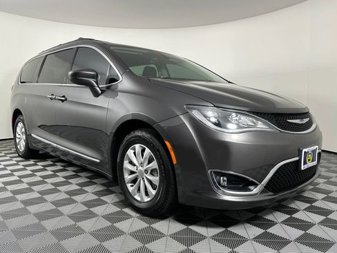 Used 2017 Chrysler Pacifica Touring-L image 7