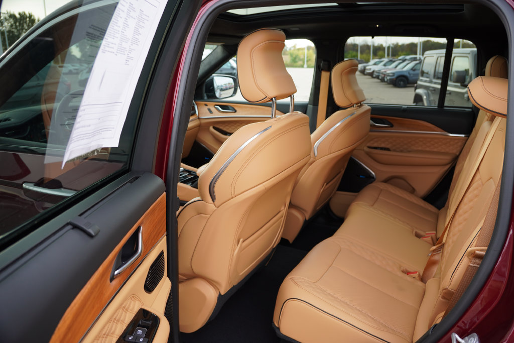 Certified 2024 Jeep Grand Cherokee Summit AWD/4WD image 17