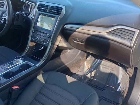 Used 2017 Ford Fusion SE w/ Fusion SE Technology Package FWD image 19