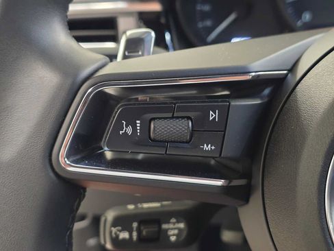 Used 2025 Porsche Macan AWD/4WD image 33