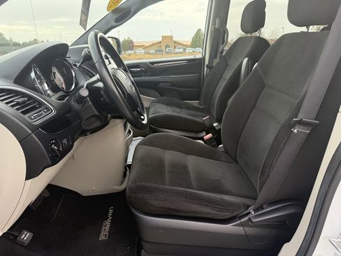 Used 2016 Dodge Grand Caravan SE image 23