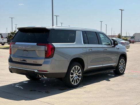 Used 2025 GMC Yukon XL Denali AWD/4WD image 7