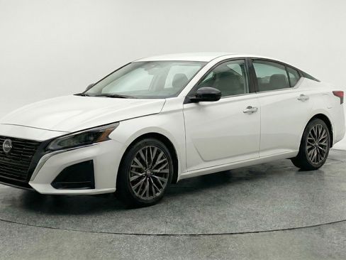 Used 2025 Nissan Altima 2.5 SV FWD image 3