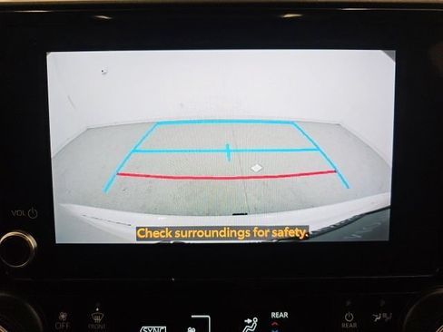 Used 2023 Toyota Highlander XLE AWD/4WD image 25