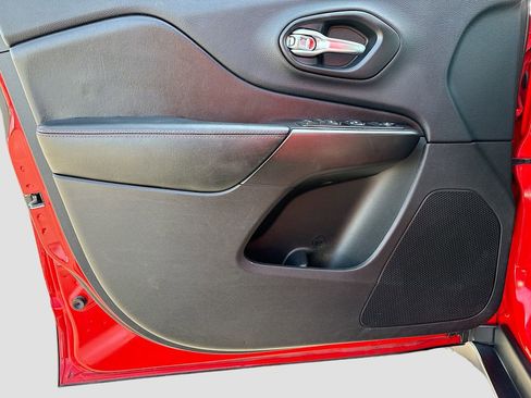 Used 2019 Jeep Cherokee Trailhawk image 21