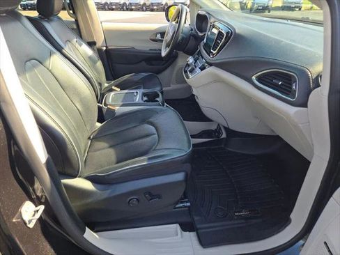 Certified 2018 Chrysler Pacifica Limited image 5