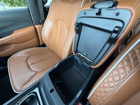 Used 2024 Chrysler Pacifica Pinnacle AWD/4WD image 18