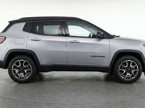 Used 2025 Jeep Compass Trailhawk image 11
