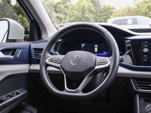 Used 2022 Volkswagen Taos SE w/ Panoramic Sunroof Package FWD image 14