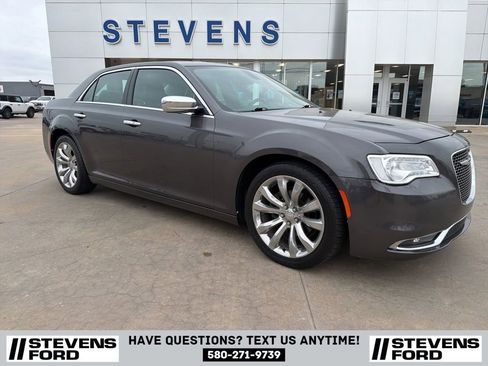 Used 2018 Chrysler 300 Limited RWD image 2