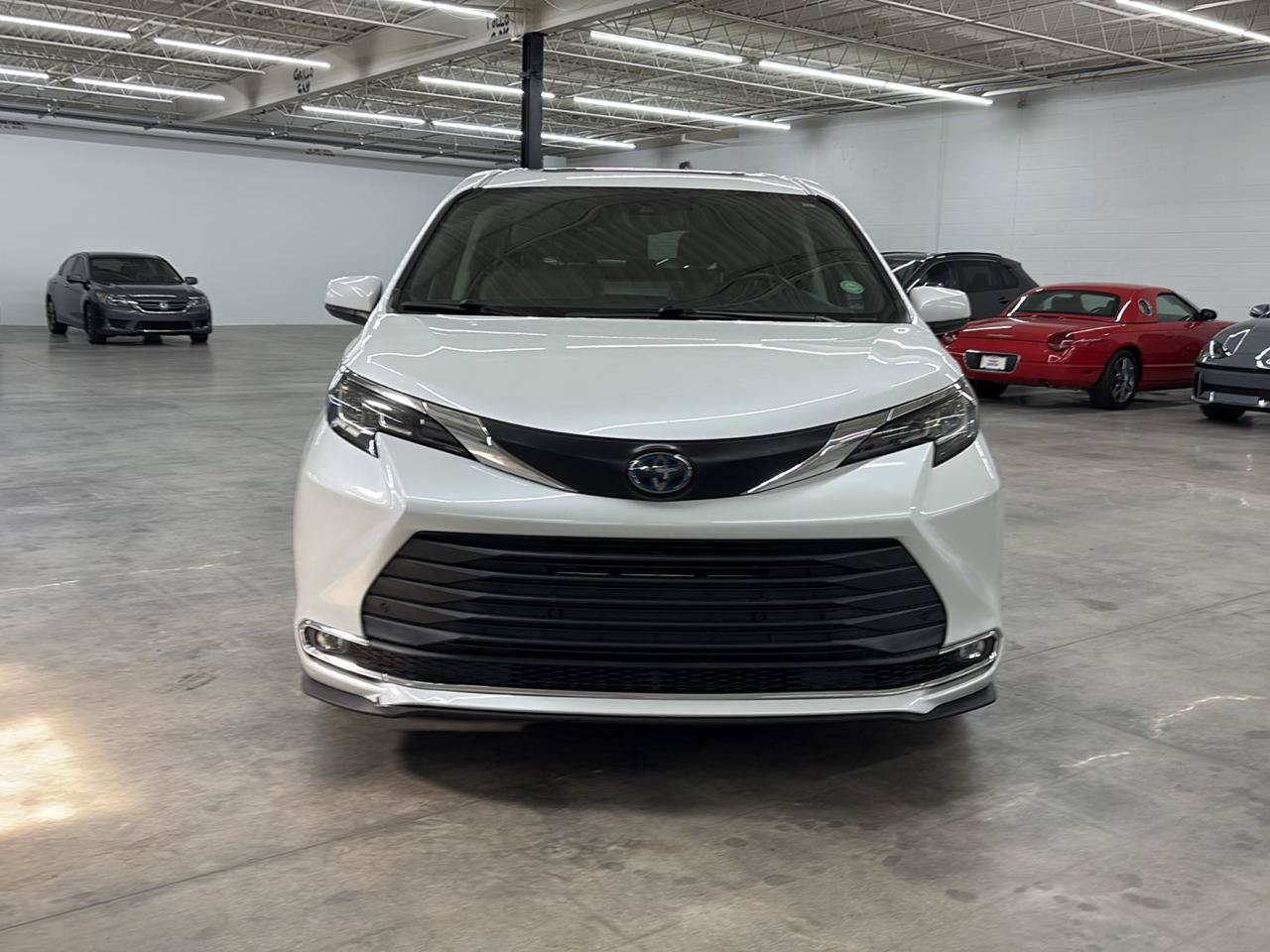 Used 2023 Toyota Sienna XLE FWD image 3