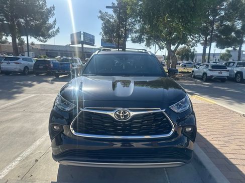 Used 2023 Toyota Highlander Platinum FWD image 2