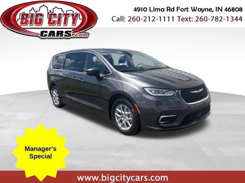 Used 2023 Chrysler Pacifica Touring-L FWD image 1