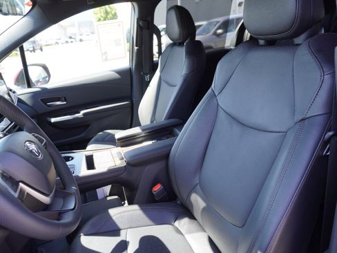 Used 2025 Toyota Sienna Platinum AWD/4WD image 30