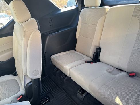 Used 2023 Chevrolet Traverse LT image 16