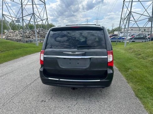 Used 2012 Chrysler Town & Country Touring FWD image 7
