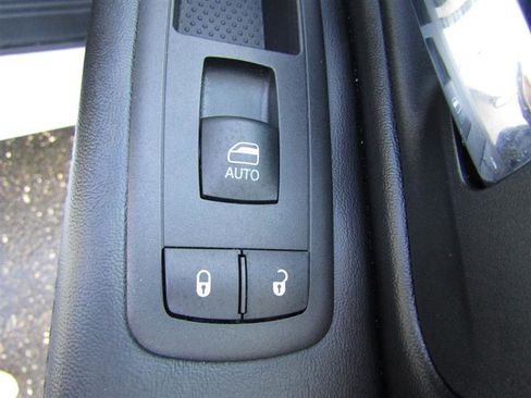 Used 2019 Dodge Grand Caravan SE w/ UConnect Hands-Free Group image 25