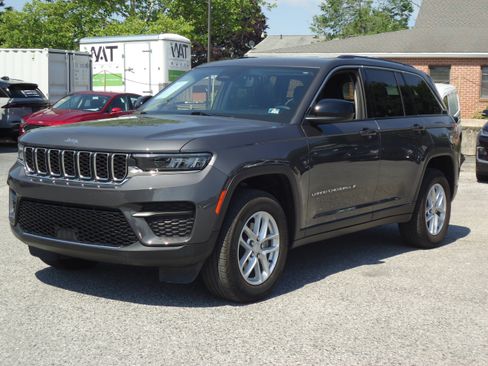 Used 2023 Jeep Grand Cherokee Laredo X AWD/4WD image 7