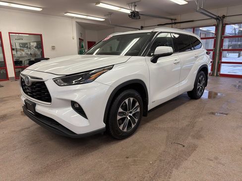 Used 2022 Toyota Highlander XLE image 3