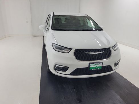 Used 2022 Chrysler Pacifica Touring-L FWD image 14