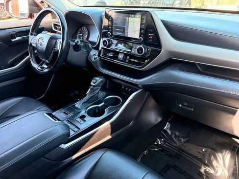 Used 2021 Toyota Highlander XLE FWD image 13