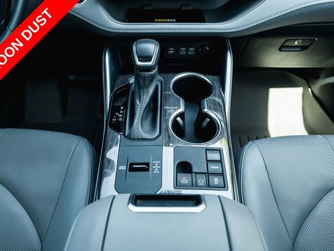 Used 2024 Toyota Highlander Platinum FWD image 24