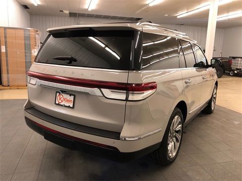 Used 2024 Lincoln Navigator Reserve image 12