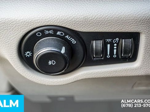 Used 2024 Chrysler Pacifica Touring-L image 51