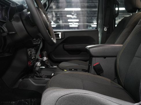 Used 2024 Jeep Wrangler Unlimited AWD/4WD image 10