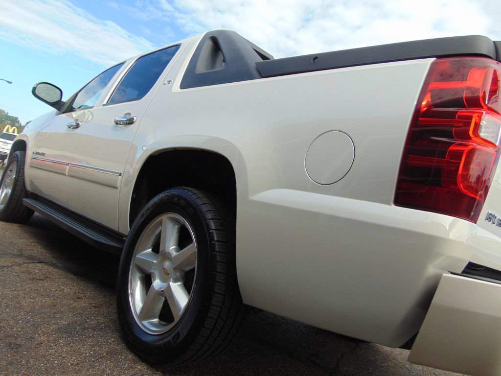 Used 2010 Chevrolet Avalanche LTZ AWD/4WD image 16