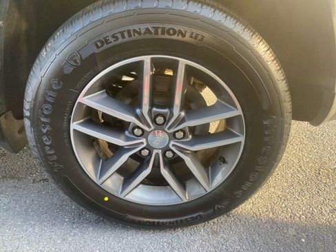 Used 2017 Jeep Grand Cherokee Limited image 13