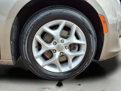 Used 2018 Chrysler Pacifica Touring Plus w/ Tire & Wheel Group image 9