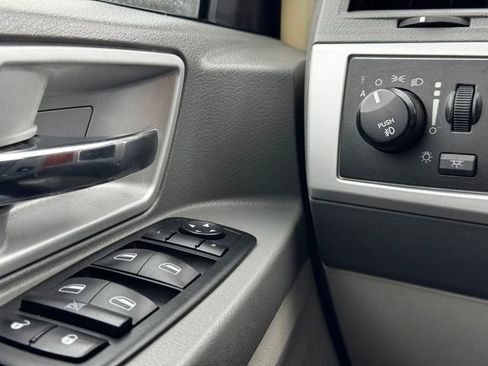 Used 2008 Chrysler Town & Country Touring w/ Flexible Seating Group image 11