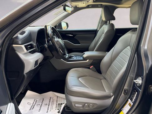 Used 2020 Toyota Highlander XLE AWD/4WD image 9