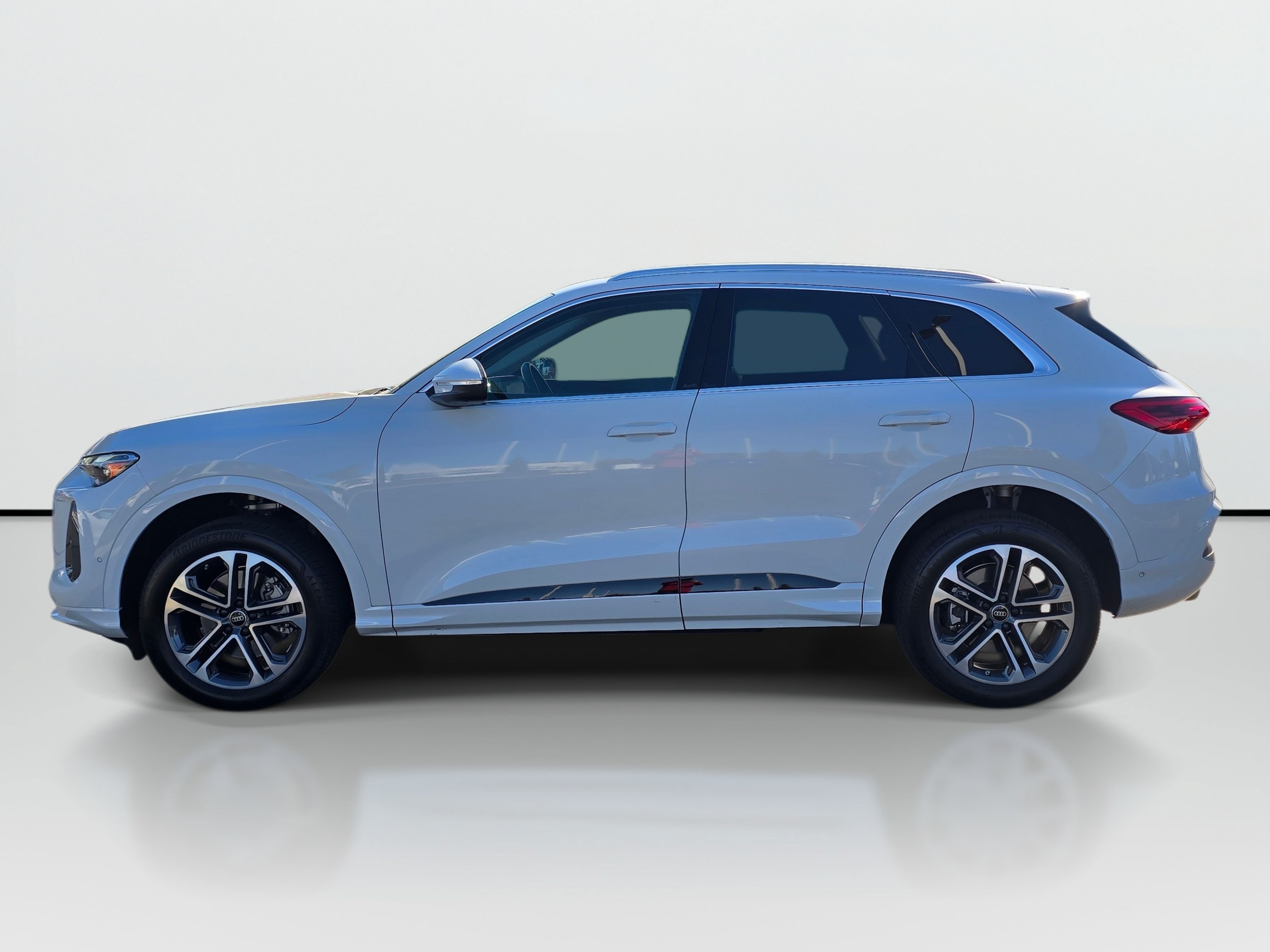 Certified 2025 Audi Q5 Premium AWD/4WD image 2