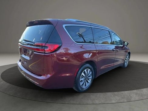 Used 2021 Chrysler Pacifica Touring-L FWD image 5