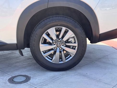 Certified 2025 Nissan Pathfinder SV FWD image 10