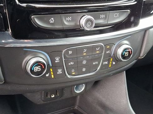 Used 2023 Chevrolet Traverse LT image 13